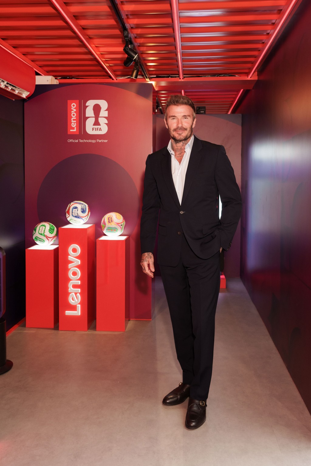 Lenovo全球合作伙伴碧咸身处“Lenovo体验馆”。香港是 FIFA 世界杯 2026™ 主办地区以外,全球首个展出 Lenovo AI 驱动球迷互动体验的城市。 Lenovo全球合作伙伴碧咸身处“Lenovo体验馆”。香港是 FIFA 世界杯 2026™ 主办地区以外,全球首个展出 Lenovo AI 驱动球迷互动体验的城市。