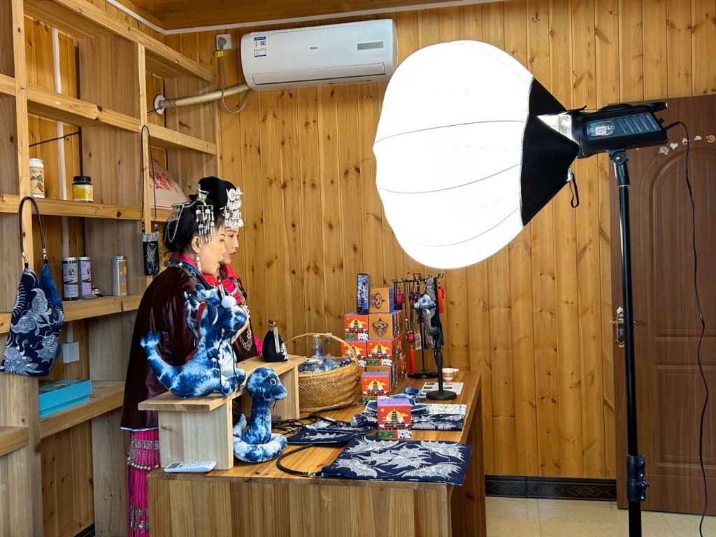 当地妇女靠着“贵州村超”热潮,利用直播平台卖工艺品以增加收入。刘克刚摄 当地妇女靠着“贵州村超”热潮,利用直播平台卖工艺品以增加收入。刘克刚摄