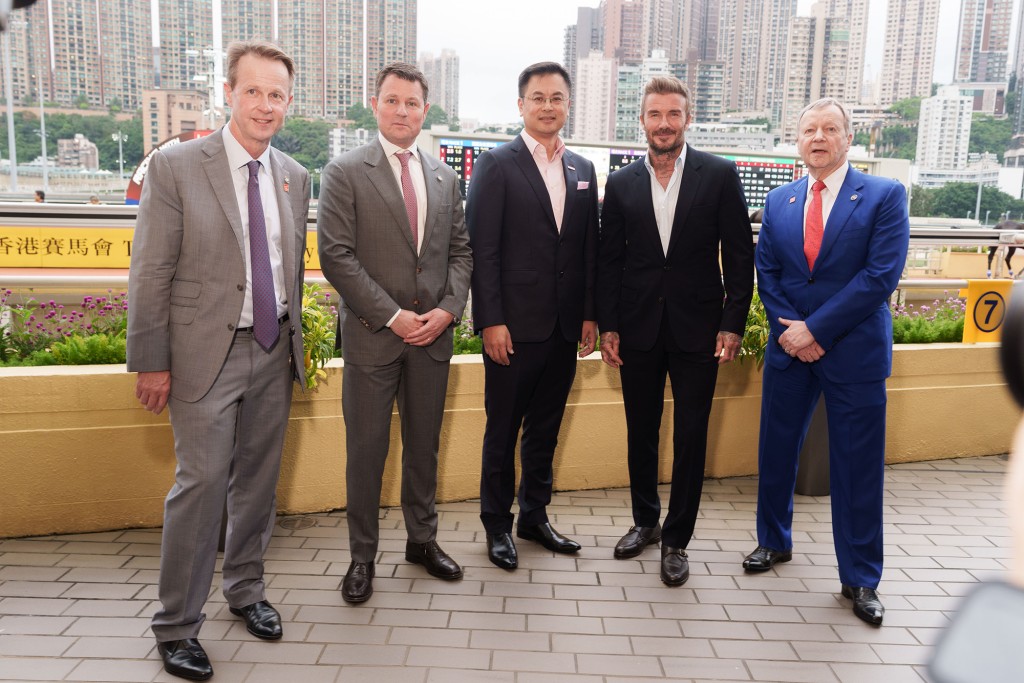 香港赛马会行政总裁应家柏(右一)、赛马事务执行总监夏定安(左一)、体育业务执行总监施永杰(左二)陪同传奇球星碧咸(右二)及联想集团执行副总裁及联想方案服务业务集团总裁黄建恒(中)参观跑马地马场。 香港赛马会行政总裁应家柏(右一)、赛马事务执行总监夏定安(左一)、体育业务执行总监施永杰(左二)陪同传奇球星碧咸(右二)及联想集团执行副总裁及联想方案服务业务集团总裁黄建恒(中)参观跑马地马场。