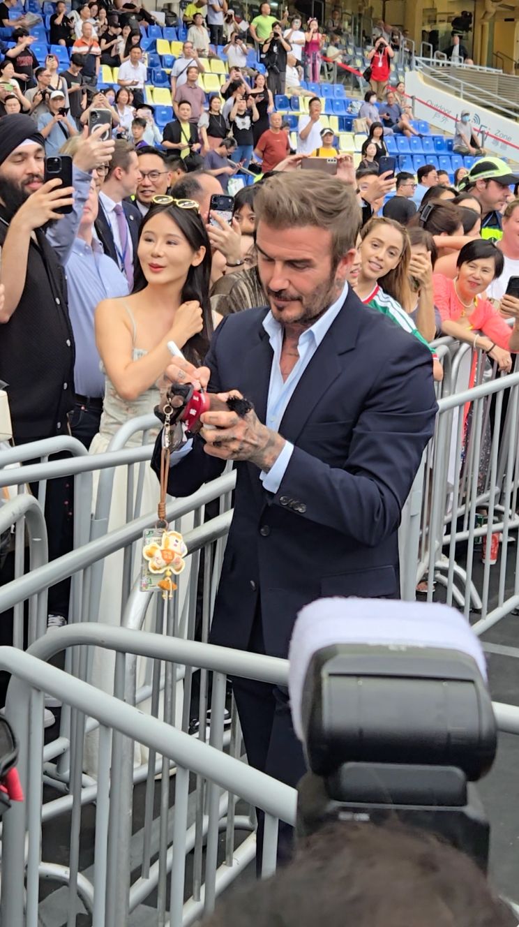 碧咸周三现身马场为球迷签名。 碧咸周三现身马场为球迷签名。