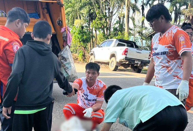 罗勇救援人员处理遗体。Putthasart rescue team of Kasae Bon 罗勇救援人员处理遗体。Putthasart rescue team of Kasae Bon