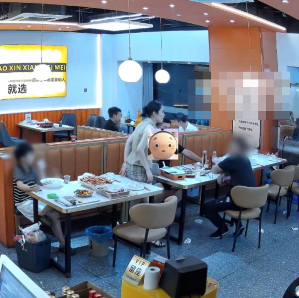 闭路电视拍下食客企图非礼老板娘的情景。千里眼 闭路电视拍下食客企图非礼老板娘的情景。千里眼