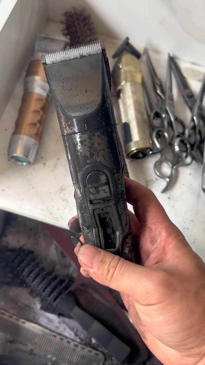 闭路电视拍下剪发器爆炸的情况。抖音@托尼大叔 闭路电视拍下剪发器爆炸的情况。抖音@托尼大叔