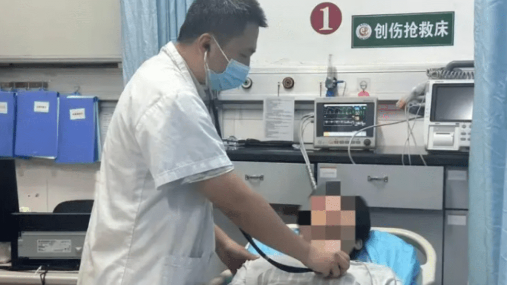 林医生为患者检查。福建卫生报