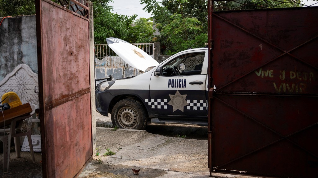 墨西哥女记者古兹曼(Roxana Guzman)被人从家中掳走杀害,警员到场调查。 路透社 墨西哥女记者古兹曼(Roxana Guzman)被人从家中掳走杀害,警员到场调查。 路透社