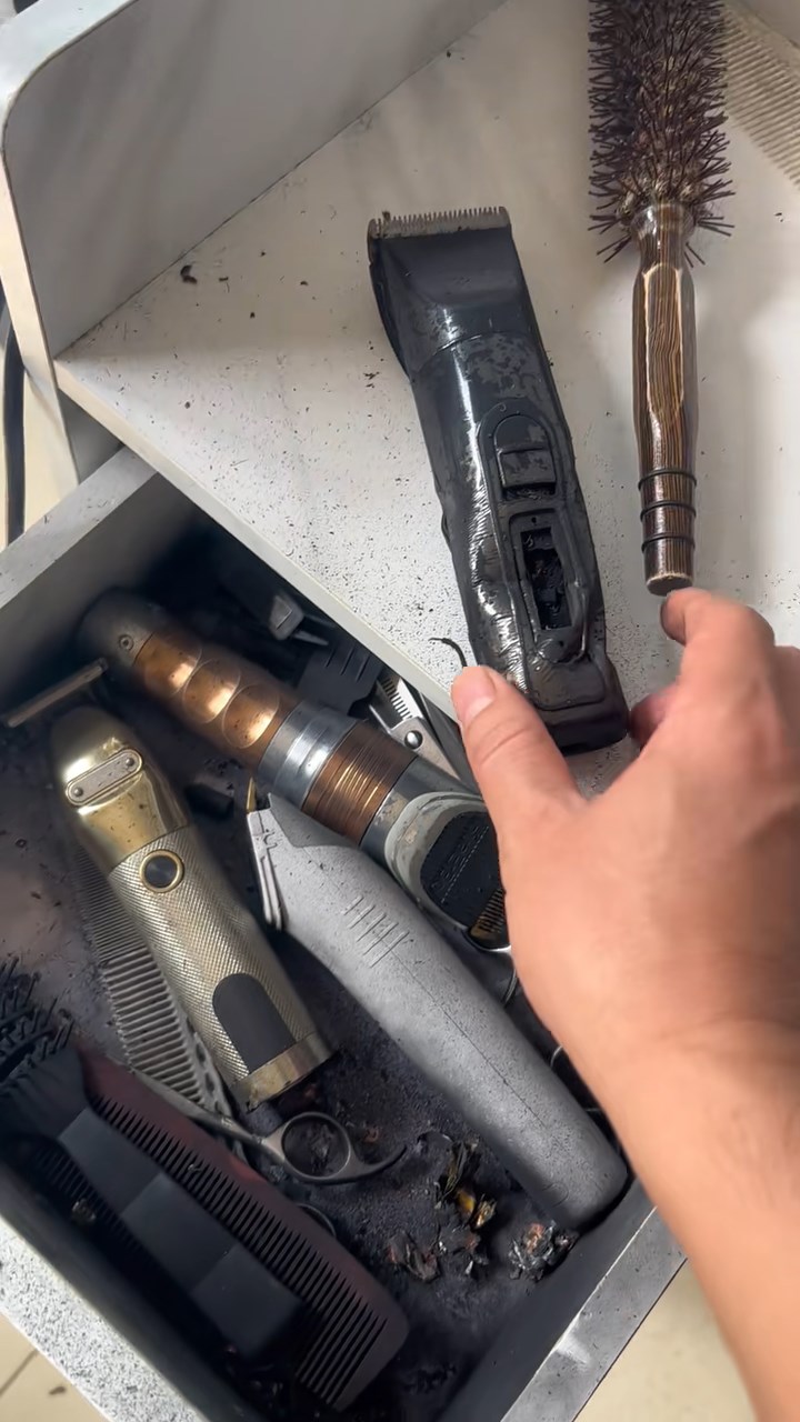 闭路电视拍下剪发器爆炸的情况。抖音@托尼大叔 闭路电视拍下剪发器爆炸的情况。抖音@托尼大叔