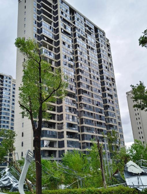 湖北黄冈玲珑家园被龙卷风重创。
