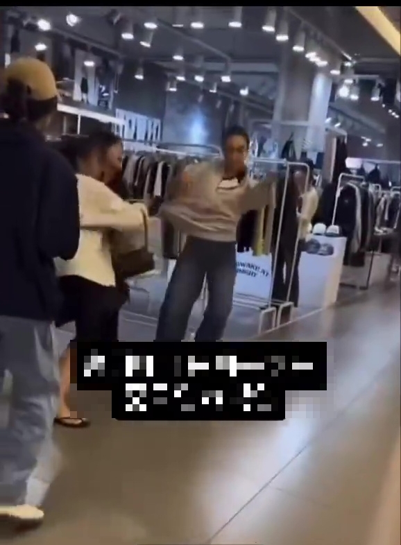 中国籍女子与外籍女子首尔商场爆发肢体冲突。 微博 中国籍女子与外籍女子首尔商场爆发肢体冲突。 微博