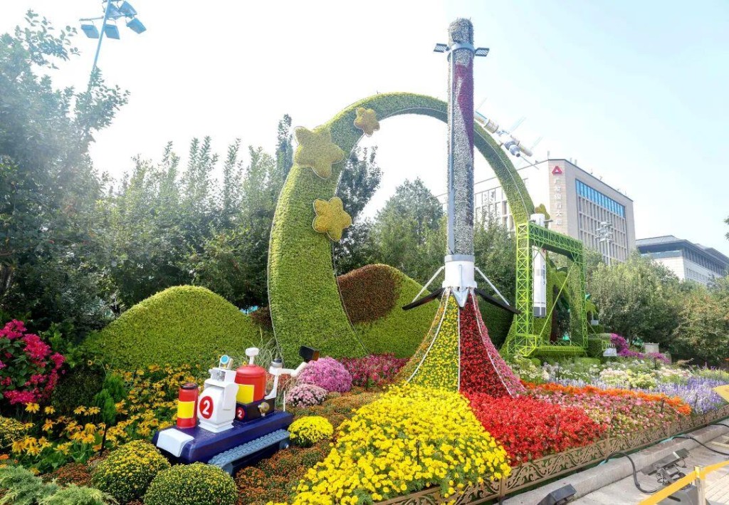10组不同主题的立体花坛,分布北京长安街沿路,成为国庆打卡热点。央视 10组不同主题的立体花坛,分布北京长安街沿路,成为国庆打卡热点。央视