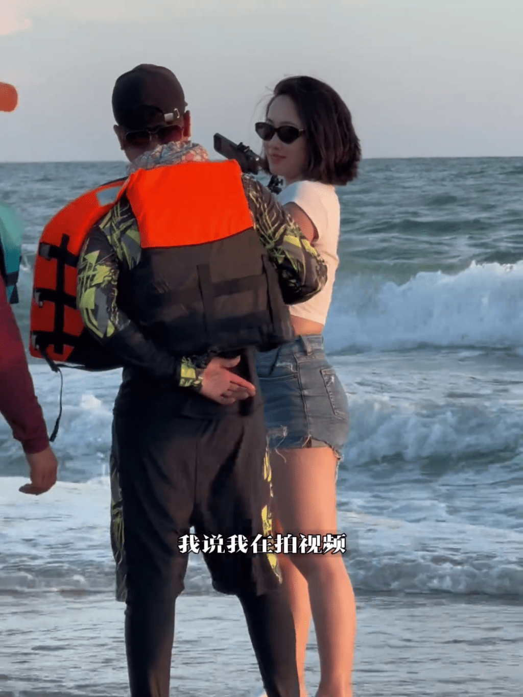 女网红拒玩水上电单车,遭两男夹击围堵涨潮海边。 女网红拒玩水上电单车,遭两男夹击围堵涨潮海边。