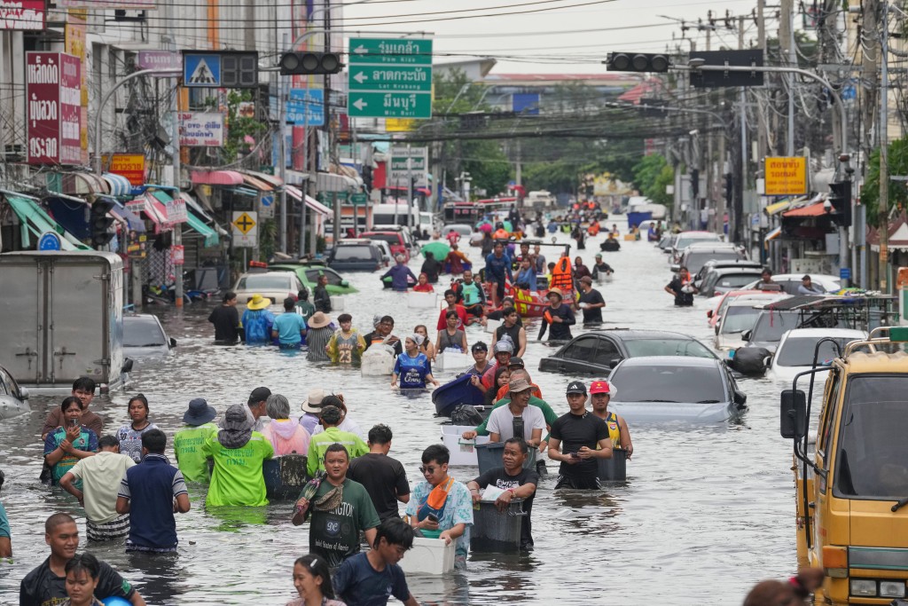 曼谷近日遭遇极严重水灾,已致超过23人死亡。美联社 曼谷近日遭遇极严重水灾,已致超过23人死亡。美联社
