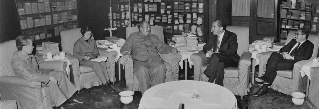 1972年时任美国总统尼克逊访华与毛泽东会面,由基辛格(右一)陪同。左一是周恩来。 1972年时任美国总统尼克逊访华与毛泽东会面,由基辛格(右一)陪同。左一是周恩来。