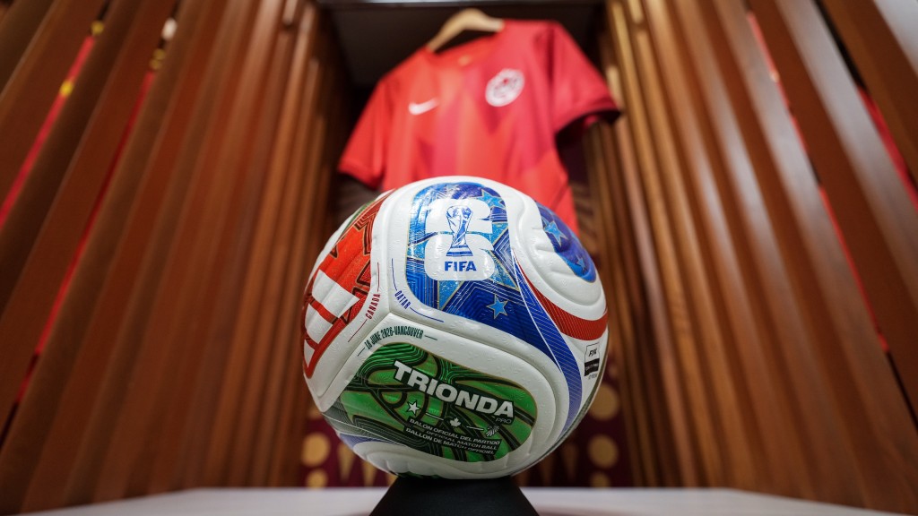 世界杯2026| Trionda比赛用球与加拿大国家队球衣。 美联社 世界杯2026| Trionda比赛用球与加拿大国家队球衣。 美联社
