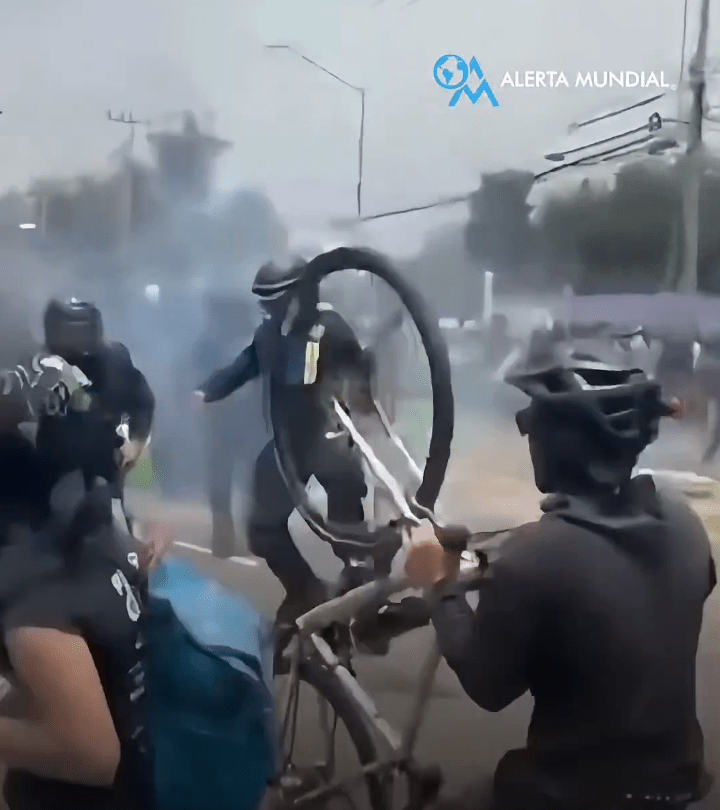 2026世界杯开幕战揭幕后,阿兹特克体育场外屡见警民冲突。Antifa_Ultras@X/DudekPL4@X 2026世界杯开幕战揭幕后,阿兹特克体育场外屡见警民冲突。Antifa_Ultras@X/DudekPL4@X