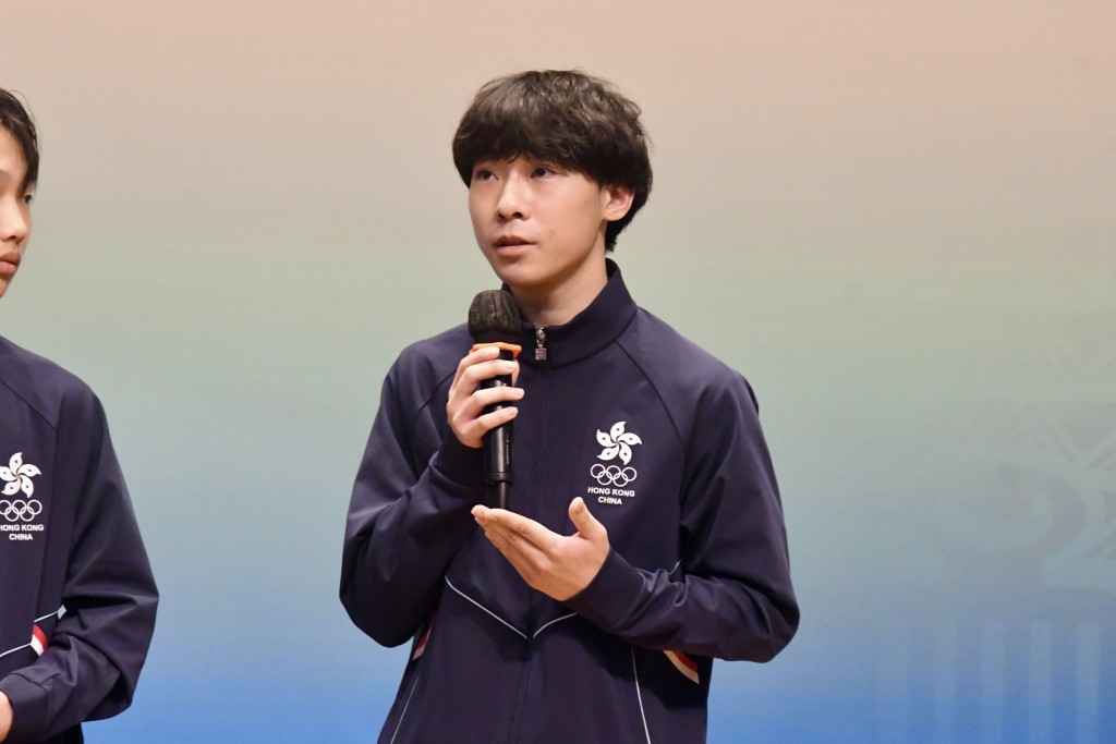 刚于爱知名古屋亚运男子花剑团体赛夺得银牌的17岁剑手何承谦,将紧接出战达卡青奥男子花剑个人赛。杨骏尧摄 刚于爱知名古屋亚运男子花剑团体赛夺得银牌的17岁剑手何承谦,将紧接出战达卡青奥男子花剑个人赛。杨骏尧摄