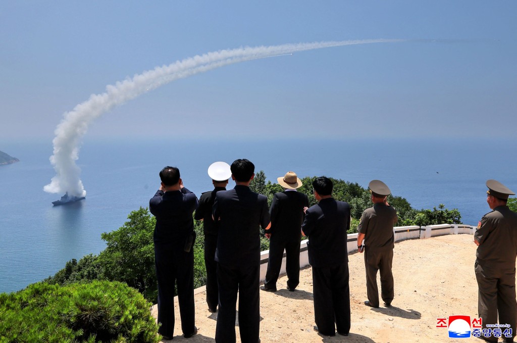 金正恩本月较早前曾亲自视察5000吨级新型驱逐舰“姜健号”的武器测试。法新社 金正恩本月较早前曾亲自视察5000吨级新型驱逐舰“姜健号”的武器测试。法新社