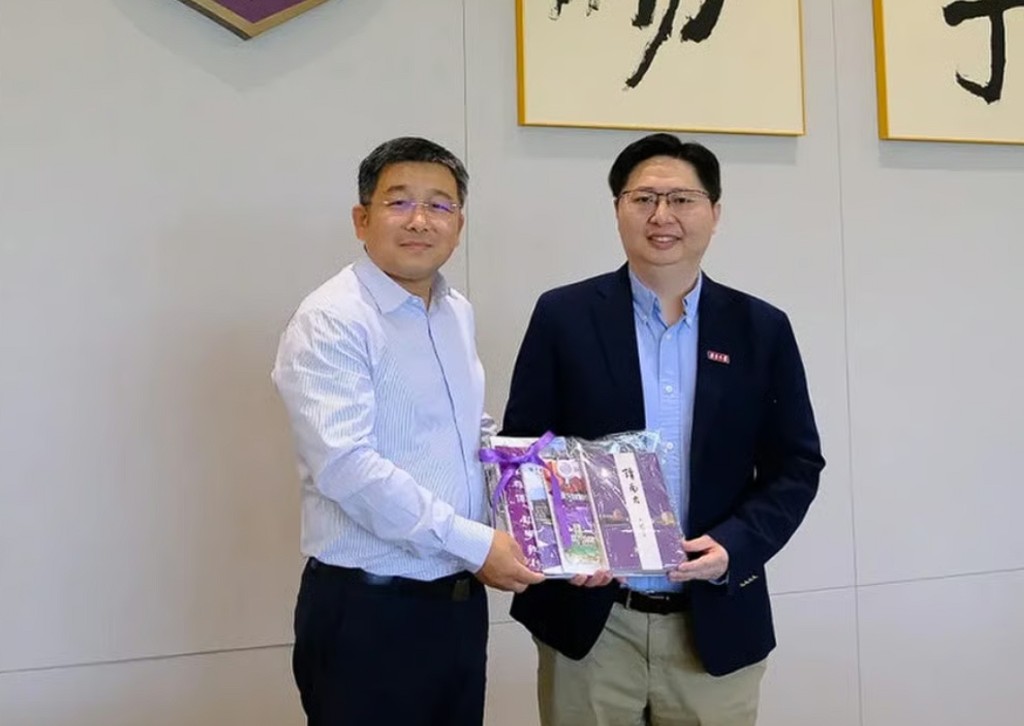 陈伟强(右)有癌症晶片先驱之称。 南京大学苏州校区 陈伟强(右)有癌症晶片先驱之称。 南京大学苏州校区