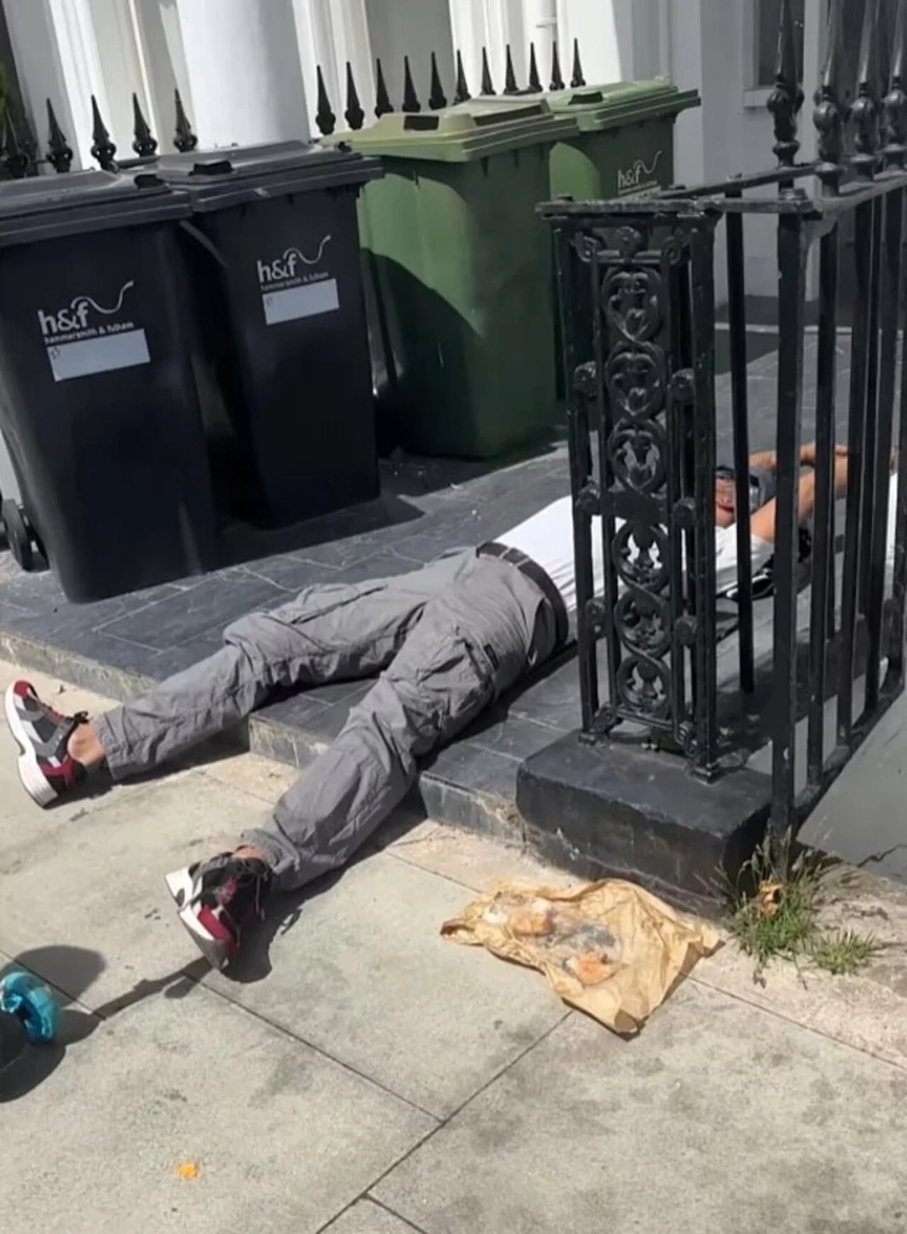 旁边还有一名昏迷不醒的男子。英国皇家检控署 旁边还有一名昏迷不醒的男子。英国皇家检控署