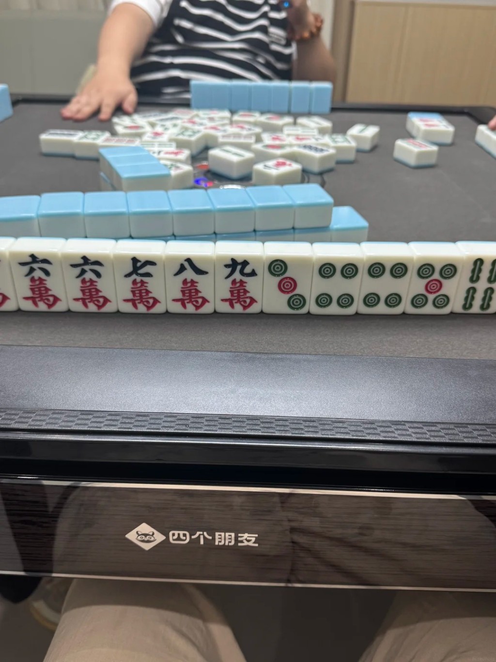 无人值守24小时营运麻雀室“四个朋友”,已在全国逾300城市开了1.4万间店。小红书 无人值守24小时营运麻雀室“四个朋友”,已在全国逾300城市开了1.4万间店。小红书