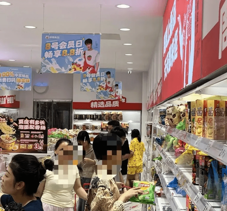 零食店里不少顾客在选购。潮新闻 零食店里不少顾客在选购。潮新闻