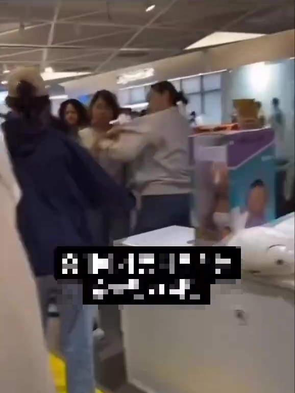 中国籍女子与外籍女子首尔商场爆发肢体冲突。 微博 中国籍女子与外籍女子首尔商场爆发肢体冲突。 微博