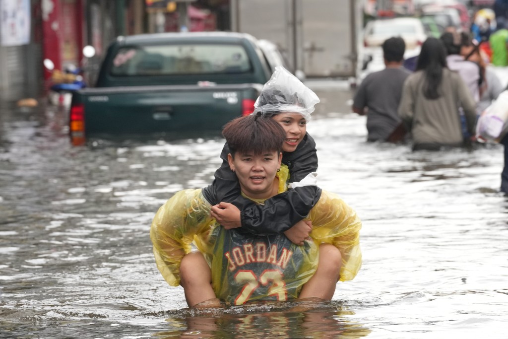 曼谷近日遭遇极严重水灾,已致超过23人死亡。美联社 曼谷近日遭遇极严重水灾,已致超过23人死亡。美联社