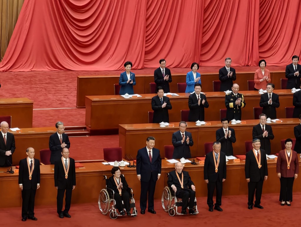 习近平同“七一勋章”得主合影。杨浚源摄 习近平同“七一勋章”得主合影。杨浚源摄