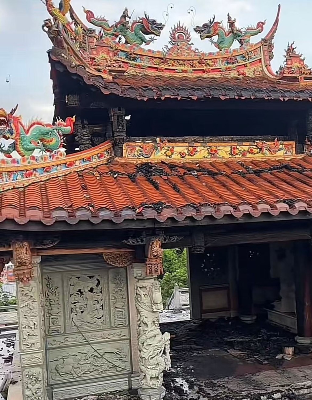 网传福建安溪庙宇遭雷击着火。微博@昆仑山小神仙 网传福建安溪庙宇遭雷击着火。微博@昆仑山小神仙
