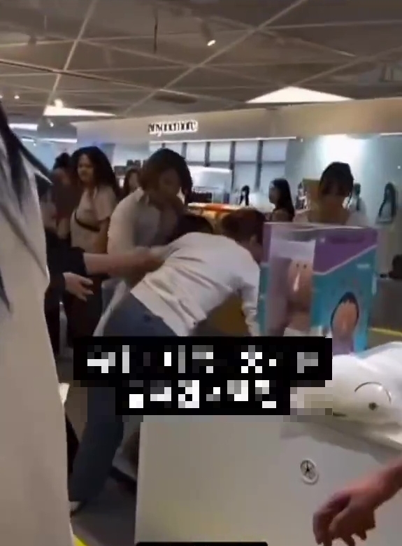 中国籍女子与外籍女子首尔商场爆发肢体冲突。 微博 中国籍女子与外籍女子首尔商场爆发肢体冲突。 微博