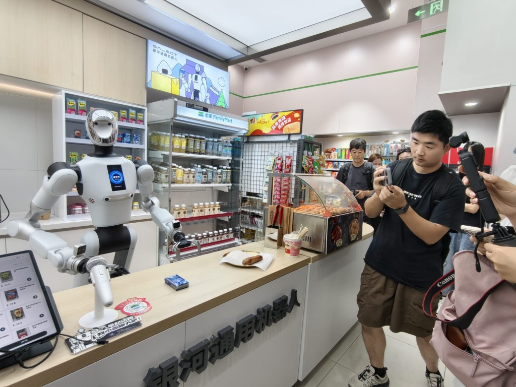 银河通用机械人被用于便利店、医院、工厂等专业场景。杨浚源摄 银河通用机械人被用于便利店、医院、工厂等专业场景。杨浚源摄