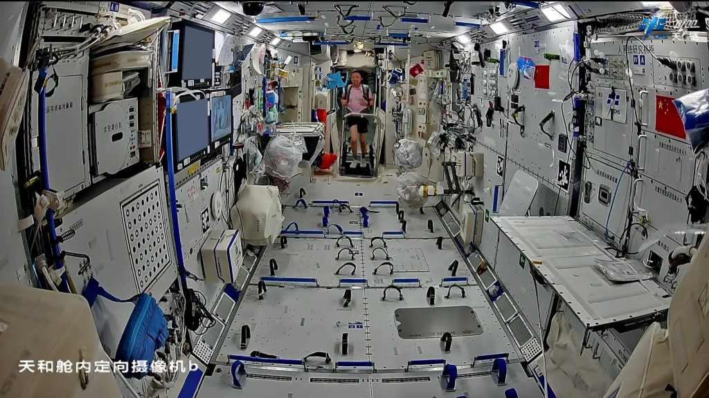 三名太空人继续在太空进行各项科研工作。微博@载人航天小喇叭 三名太空人继续在太空进行各项科研工作。微博@载人航天小喇叭