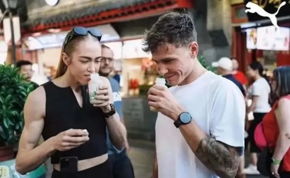 澳女选手HYROX赛前传喝北京豆汁。 微博 澳女选手HYROX赛前传喝北京豆汁。 微博