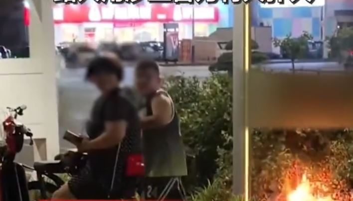 怪兽家长︱山东男孩路边玩火阿妈懒理  火势失控齐齐速逃︱有片