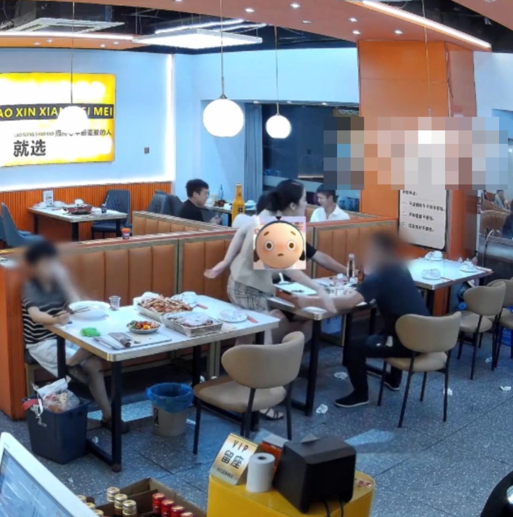 闭路电视拍下食客企图非礼老板娘的情景。千里眼 闭路电视拍下食客企图非礼老板娘的情景。千里眼