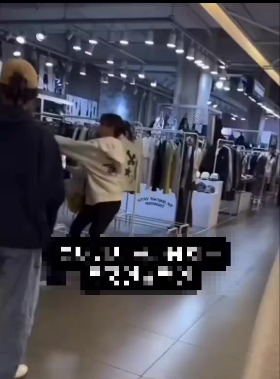 中国籍女子与外籍女子首尔商场爆发肢体冲突。 微博 中国籍女子与外籍女子首尔商场爆发肢体冲突。 微博