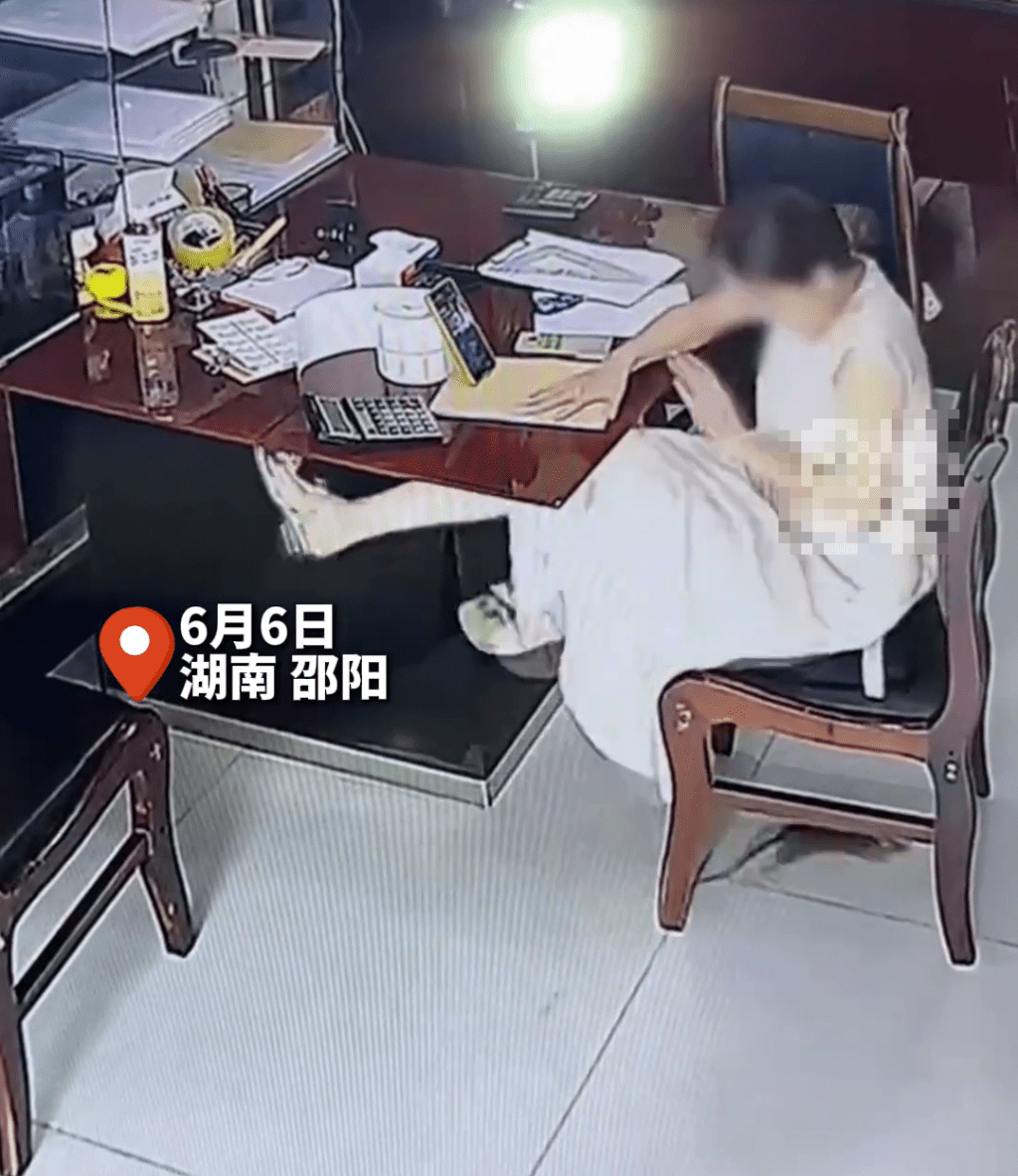湖南女子专注工作期间遭老鼠偷袭咬脚“弹起”。 千里眼 湖南女子专注工作期间遭老鼠偷袭咬脚“弹起”。 千里眼