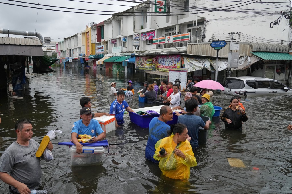 曼谷近日遭遇极严重水灾,已致超过23人死亡。美联社 曼谷近日遭遇极严重水灾,已致超过23人死亡。美联社