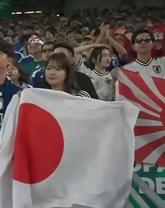 有日本球迷被指带“旭日旗”入场。微博@JR体角日记 有日本球迷被指带“旭日旗”入场。微博@JR体角日记