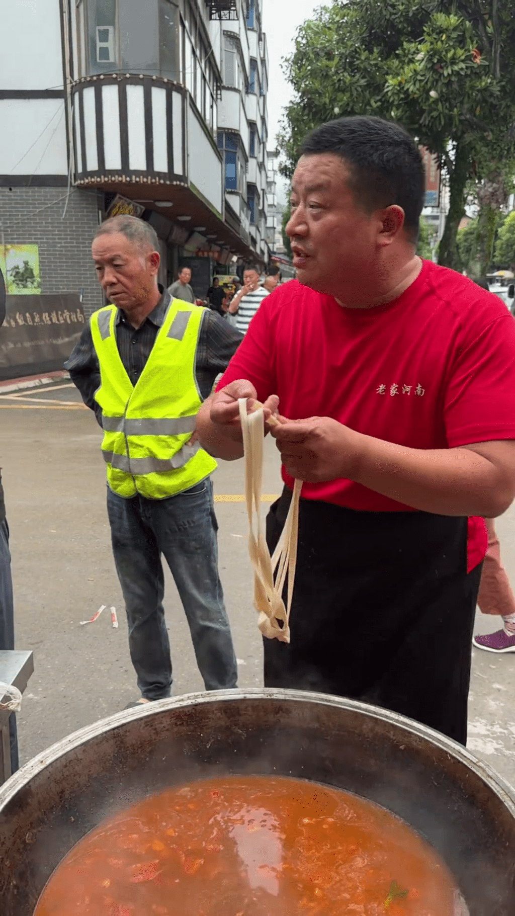 河南公益人“漂流哥”自费驾车22小时,携6000份烩面驰援广西洪灾。 抖音 河南公益人“漂流哥”自费驾车22小时,携6000份烩面驰援广西洪灾。 抖音