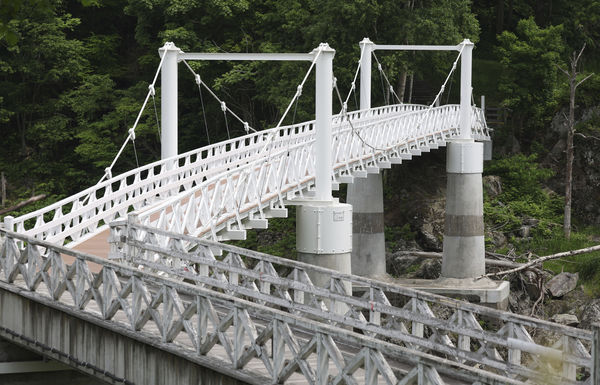 17岁少女村山月从旭川市白色吊桥坠落身亡。美联社 17岁少女村山月从旭川市白色吊桥坠落身亡。美联社