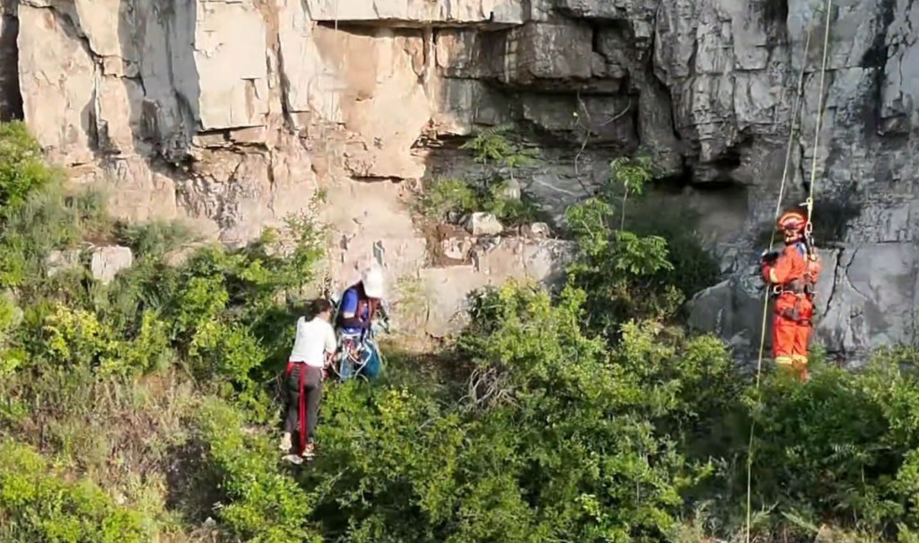 山西大命女堕百米悬崖，奇蹟&ldquo;摄&rdquo;入离地40米岩缝获救。山西蓝天救援队