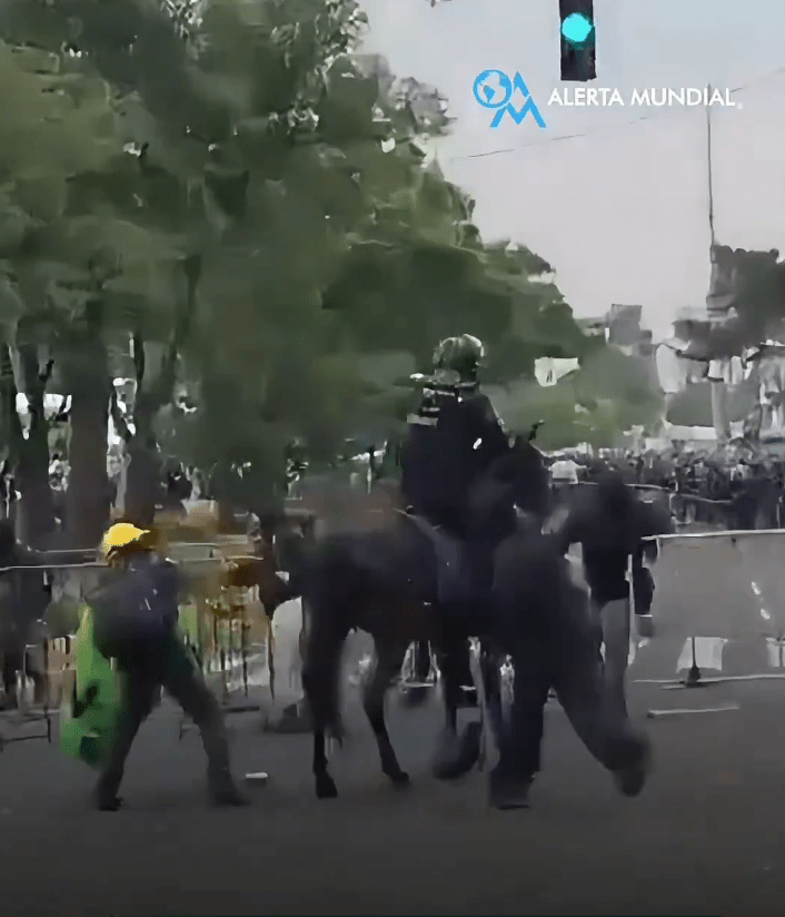2026世界杯开幕战揭幕后,阿兹特克体育场外屡见警民冲突。Antifa_Ultras@X/DudekPL4@X 2026世界杯开幕战揭幕后,阿兹特克体育场外屡见警民冲突。Antifa_Ultras@X/DudekPL4@X