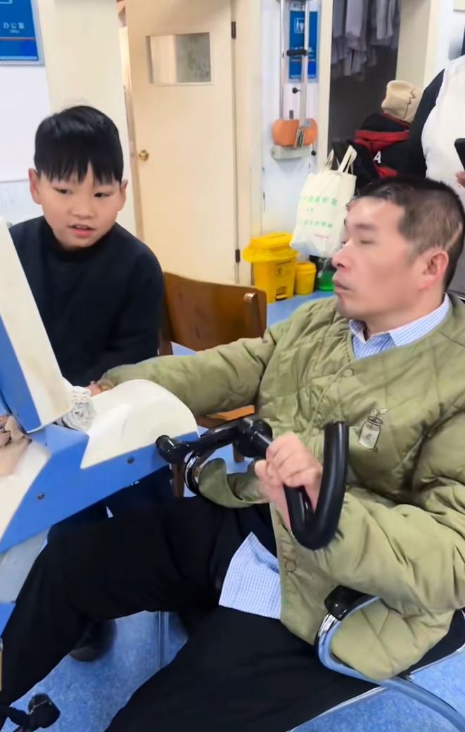 赵进前积极进行复康锻练。