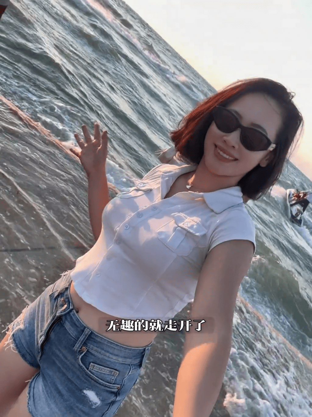 女网红拒玩水上电单车,遭两男夹击围堵涨潮海边。 女网红拒玩水上电单车,遭两男夹击围堵涨潮海边。