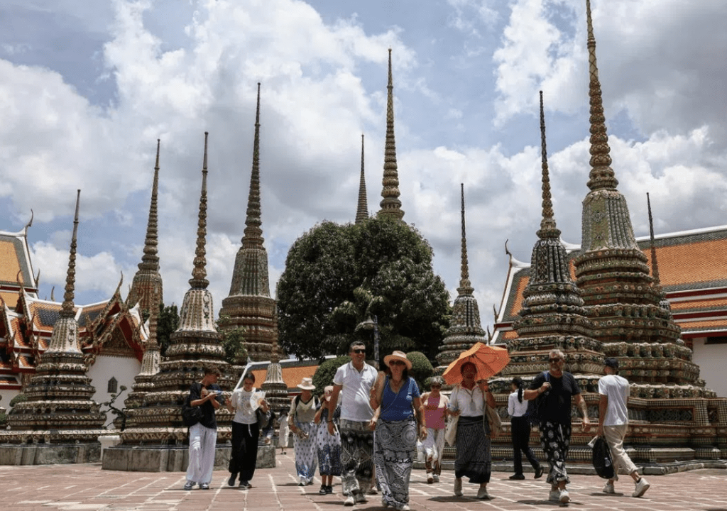 泰国机场公司(AOT)今年6月已把旗下6个机场的国际航班旅客服务费,由730泰铢上调至1,120泰铢。路透社 泰国机场公司(AOT)今年6月已把旗下6个机场的国际航班旅客服务费,由730泰铢上调至1,120泰铢。路透社
