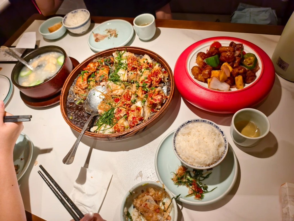 深圳龙岗有食肆被发现食材及餐具有活蛆虫。小红书