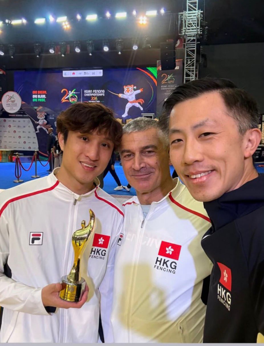 Ryan获奖后不忘跟恩师之一的Maurizio Zomparelli (中)及今届亚锦赛香港领队林衍聪合照。林衍聪Ig图 Ryan获奖后不忘跟恩师之一的Maurizio Zomparelli (中)及今届亚锦赛香港领队林衍聪合照。林衍聪Ig图