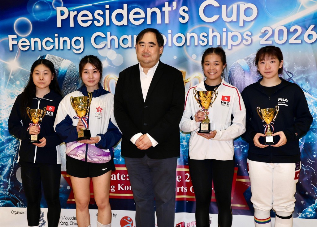 女花三甲:冠军郑晓为(左二)、亚军黄纯一(右二)、季军染殷侨(左)及黄诺颐(右一)。徐嘉华摄 女花三甲:冠军郑晓为(左二)、亚军黄纯一(右二)、季军染殷侨(左)及黄诺颐(右一)。徐嘉华摄