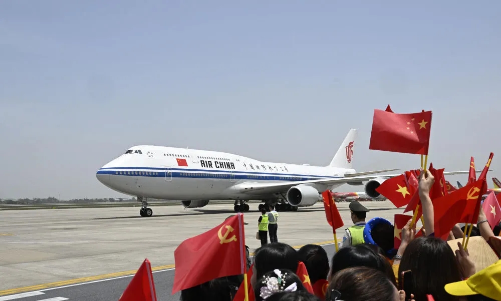 习近平专机抵达河内。 新华社 习近平专机抵达河内。 新华社