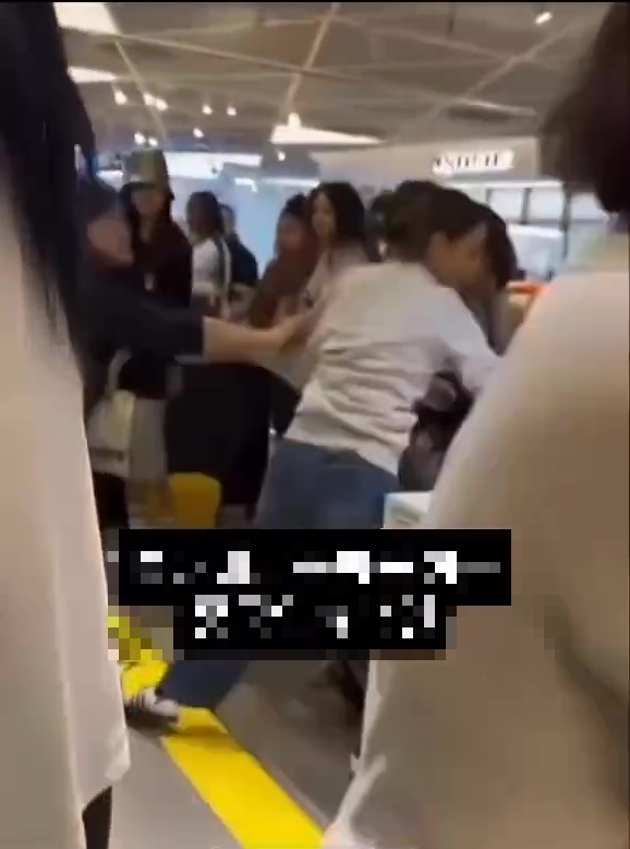中国籍女子与外籍女子首尔商场爆发肢体冲突。 微博 中国籍女子与外籍女子首尔商场爆发肢体冲突。 微博